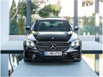 Chơi chiến thuật một mình một kiểu, Mercedes đã hạ gục BMW, Audi, Lexus như thế này